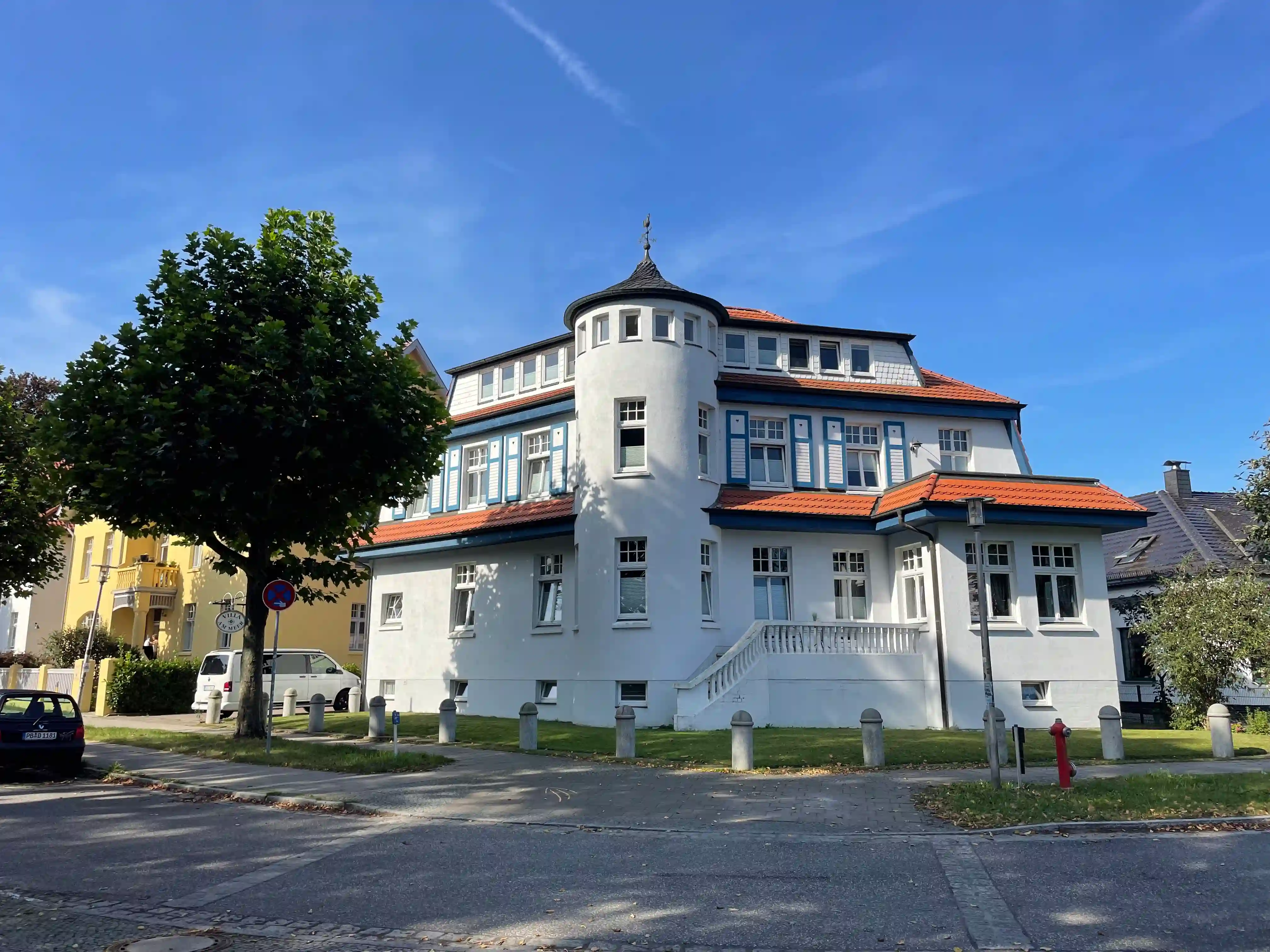 Außenansicht der Villa am Meer